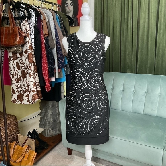 EUC White House Black Market Black And White Sheath Dress Size 0 - Picture 2 of 5